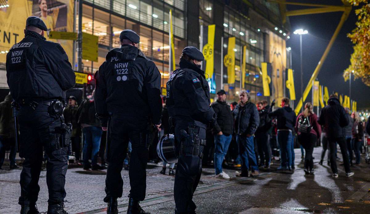 Anhänger von Ajax Amsterdam haben pyrotechnische Gegenstände gezündet und Flaschen auf die Einsatzkräfte geworfen.