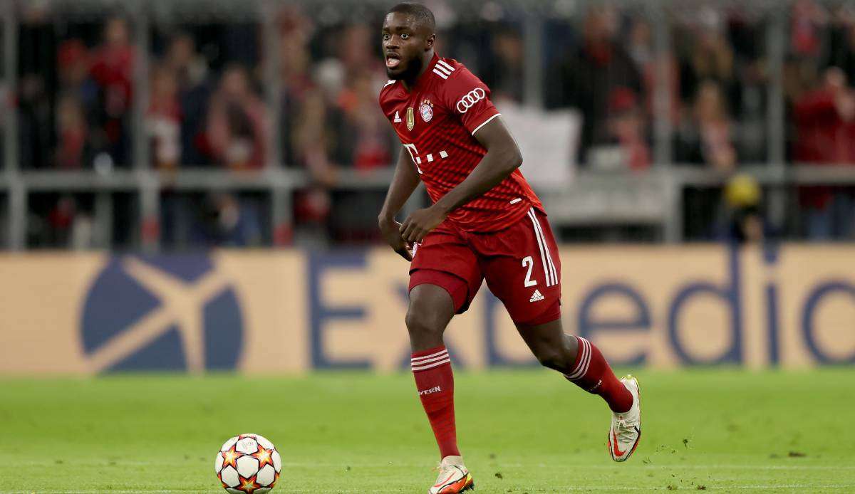 Der FC Bayern München (Bild: Dayot Upamecano) empfängt den SC Freiburg zum Spitzenspiel.