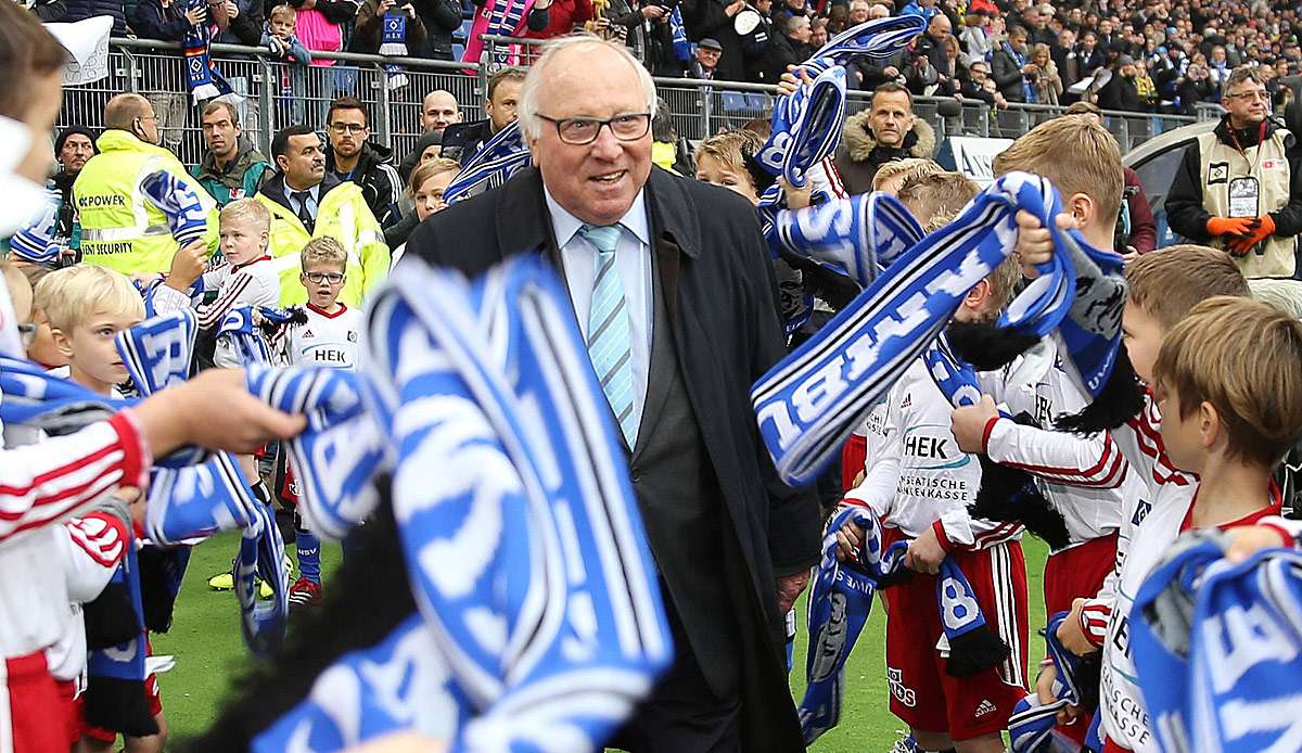 Uwe Seeler - seine bescheidene Art, sein Einsatz auf dem Platz und ein "Nein" machten aus dem Fußballer ein Denkmal. Am Freitag wird er 85 Jahre alt.