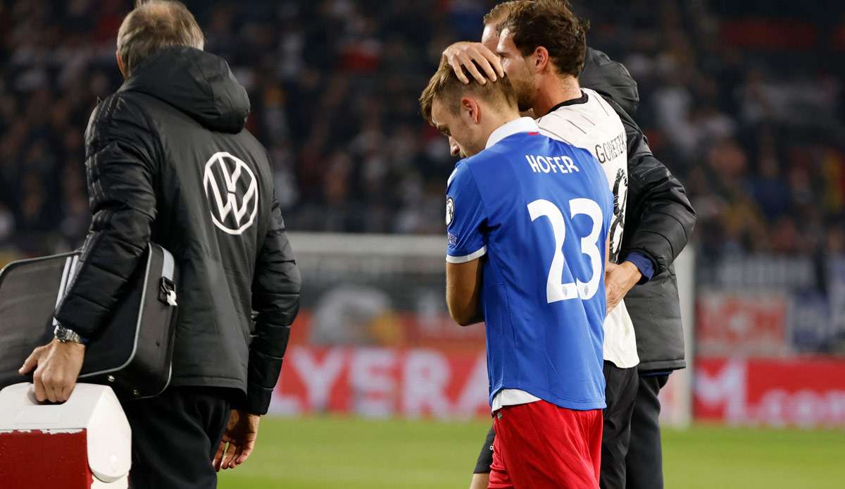 Spontane Versöhnung: Leon Goretzka und Liechtensteins Jens Hofer.