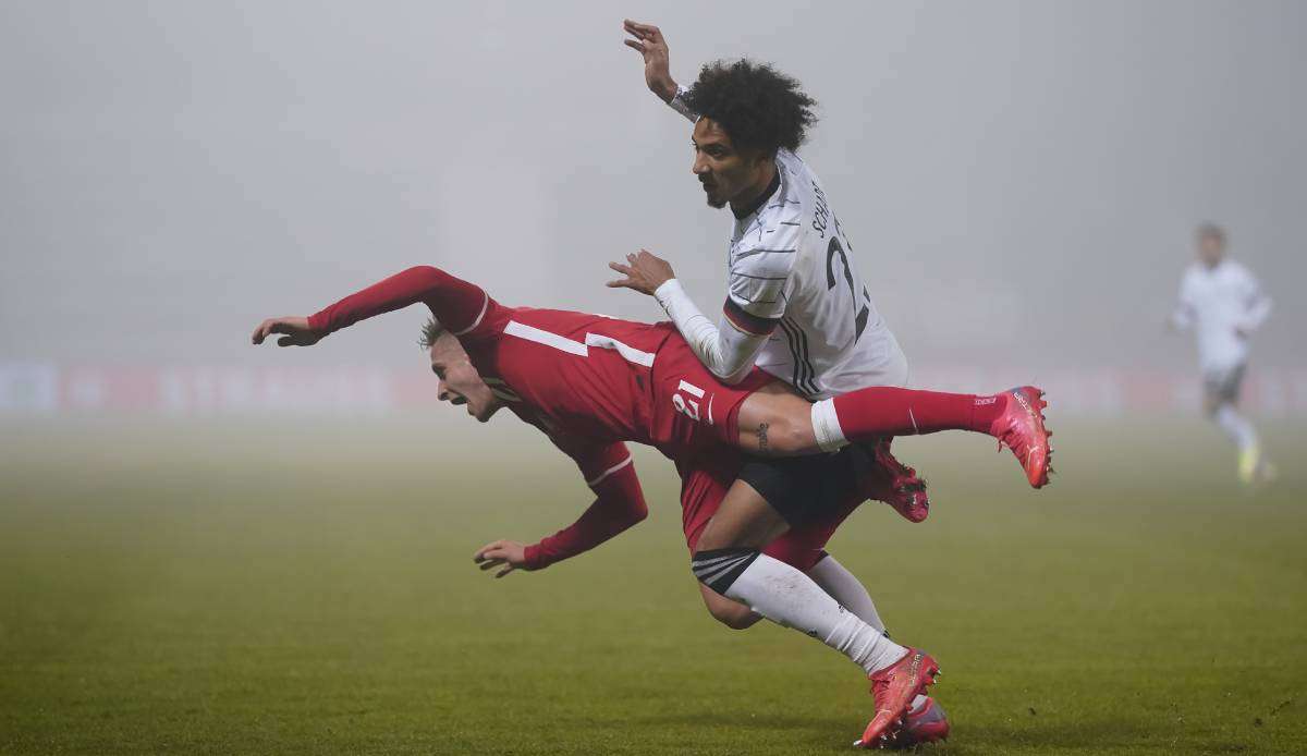 Die deutsche U21 (r.: Kevin Schade) will heute die Niederlage gegen Polen vergessen machen.