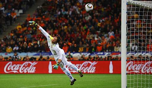 Gleich schlägt's ein: Uruguay-Keeper Muslera hat bei van Bronckhorsts Schuss das Nachsehen