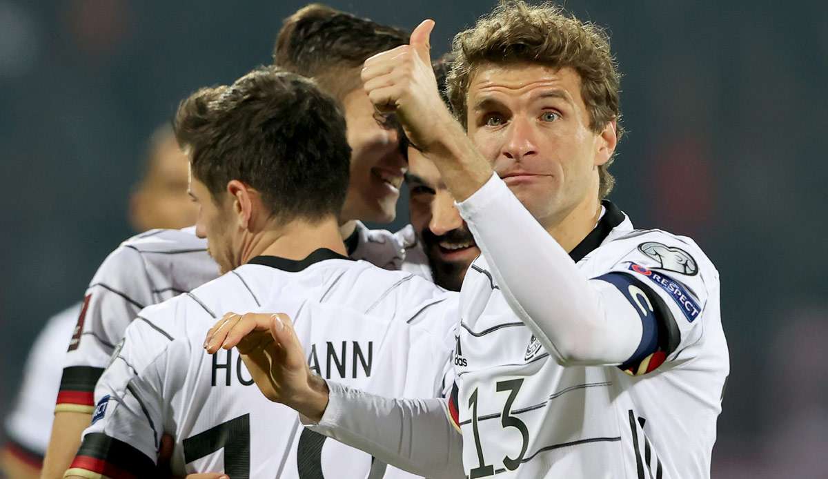 Thomas Müller zeigt es an: Deutschland fehlt noch ein Platz, um wieder zu den Top-10 der Welt zu gehören.