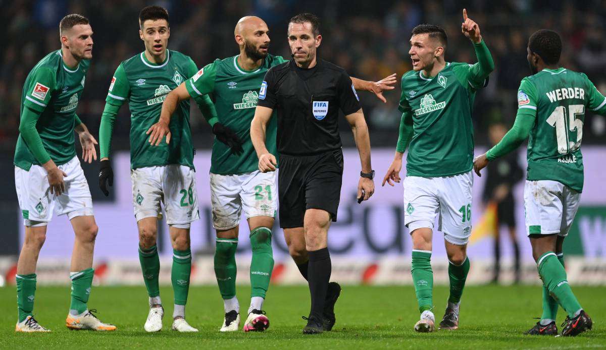 Tobias Stieler hat für Werder Bremen einen späten Elfmeter gepfiffen.