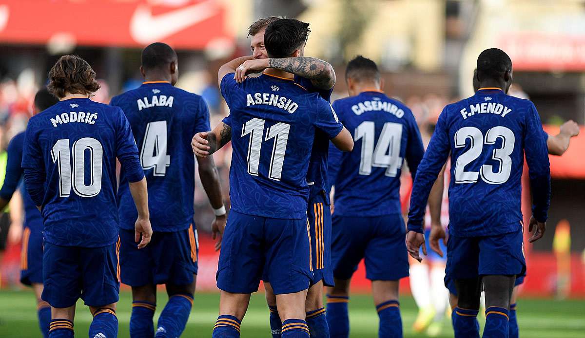 Real Madrid hat vorerst die Tabellenspitze zurückerobert. Der Rekordmeister setzte sich beim FC Granada am Ende in doppelter Überzahl mit 4:1 (2:1) durch und rückte damit zunächst auf Rang eins vor.