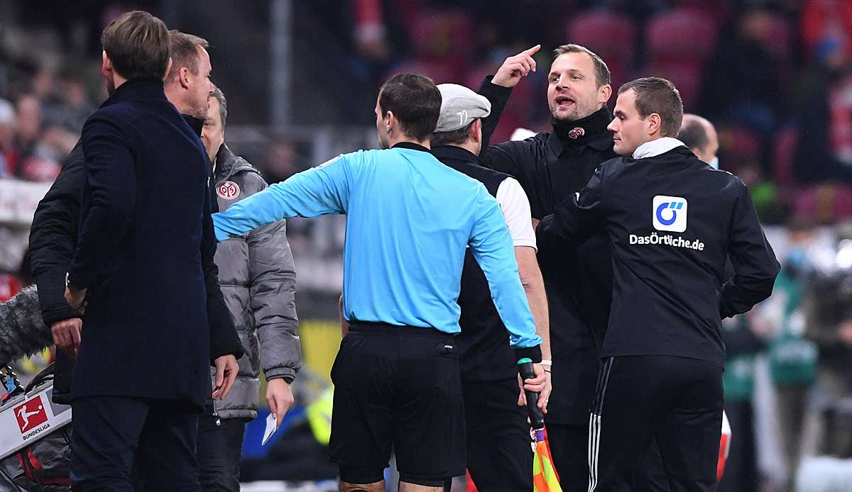 Bo Svensson von Mainz 05 ist mit Steffen Baumgart und Kevin McKenna an der Seitenlinie aneinander geraten.