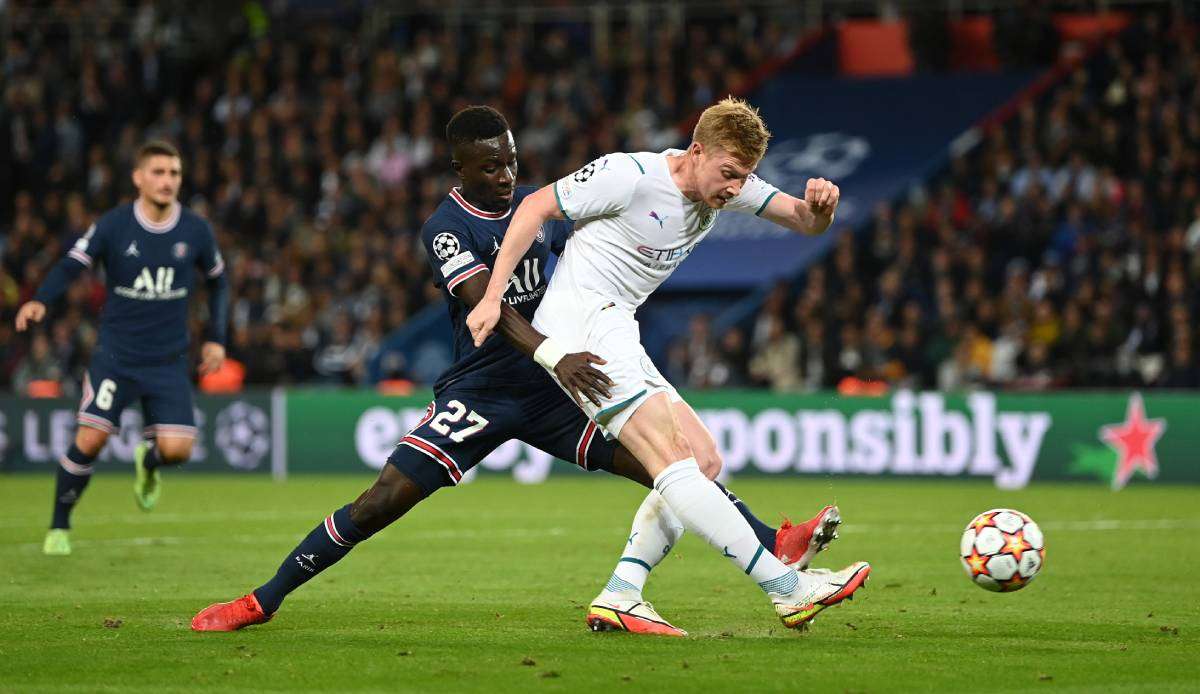 Mit Manchester City (weiß) und Paris Saint-Germain treffen heute in der Champions League zwei Topteams aufeinander.