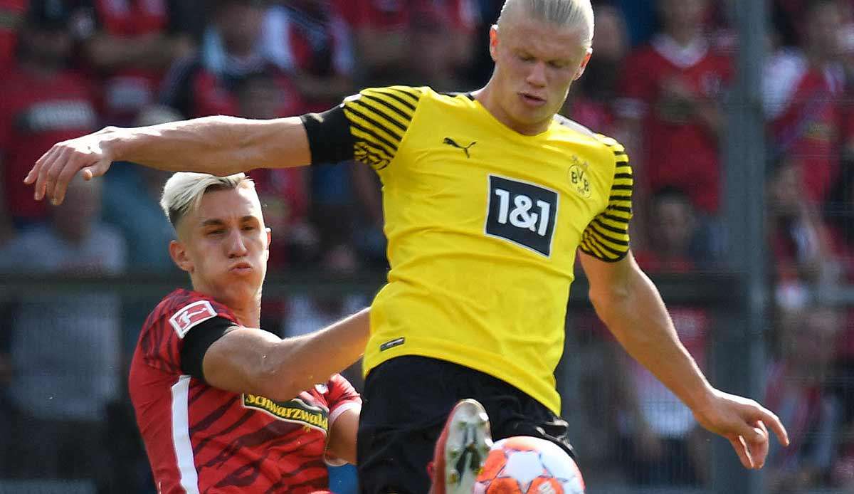 Im letzten direkten Duell (21.08.21) setzten sich der SC Freiburg und Nico Schlotterbeck (l.) mit 2:1 gegen den BVB und Erling Haaland (r.) durch.