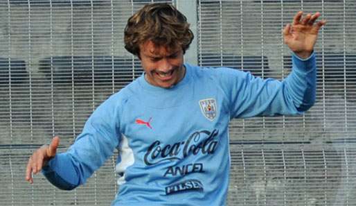 Uruguays Diego Lugano testet sein Knie im Training