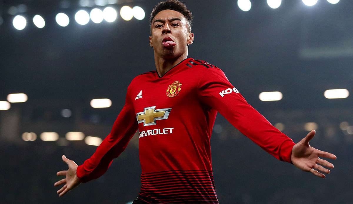 Im Kampf gegen den Abstieg aus der Premier League will der neureiche Traditionsklub Newcastle United im Winter offenbar eine Transferoffensive starten - und unter anderem Nationalspieler Jesse Lingard von Rekordmeister Manchester United verpflichten.