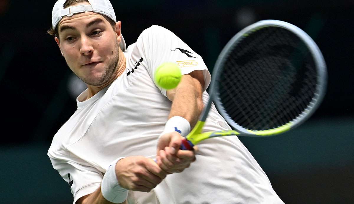 Jan-Lennard Struff muss beim Davis Cup gegen Daniil Medvedev antreten.