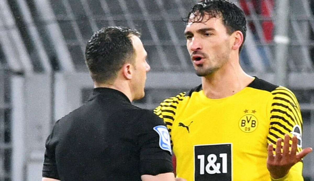 Felix Zwayer in der Diskussion mit Mats Hummels.