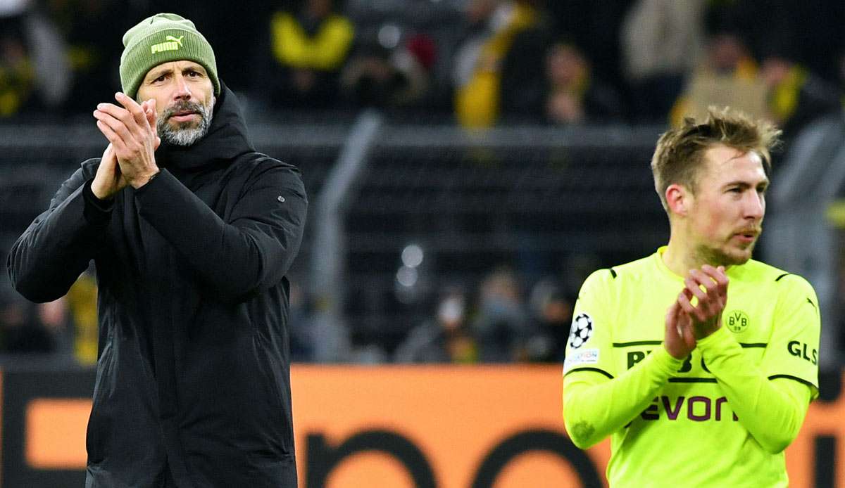 Marco Rose und Felix Passlack bedanken sich nach dem Spiel bei den BVB-Fans.