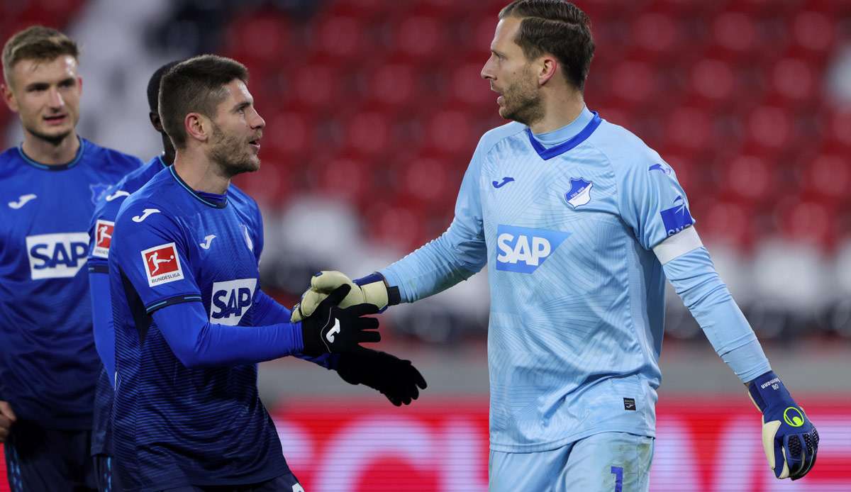 Hoffenheims Spieler gratulieren Torhüter Oliver Baumann nach dessen Elfmeterparade gegen Freiburgs Vincenzo Grifo.