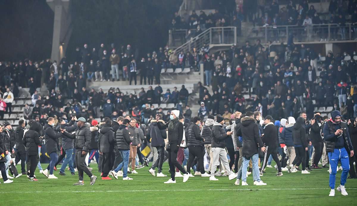 Wegen der Gewalt auf den Rängen flüchteten viele Besucher auf den Rasen.