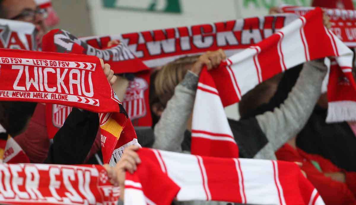 Mehrere Verletzte gab es am Samstag beim Fußball-Drittligaspiel zwischen Borussia Dortmund II und dem FSV Zwickau (3:1), als Problemfans der Gäste den Eingangsbereich des Stadions Rote Erde stürmten.