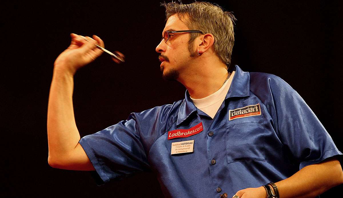 Darts-Profi und WM-Experte Tomas "Shorty" Seyler (47) wird nicht länger als Live-Experte beim Sport-Streaming-Anbieter DAZN zu sehen beziehungsweise zu hören sein. Das gab das Unternehmen am Montagabend bekannt.