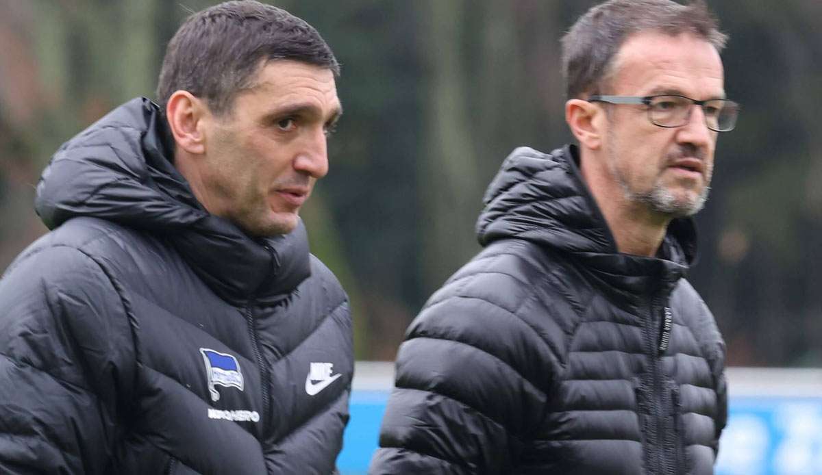 Hertha-Trainer Tayfun Korkut zusammen mit Geschäftsführer Fredi Bobic.