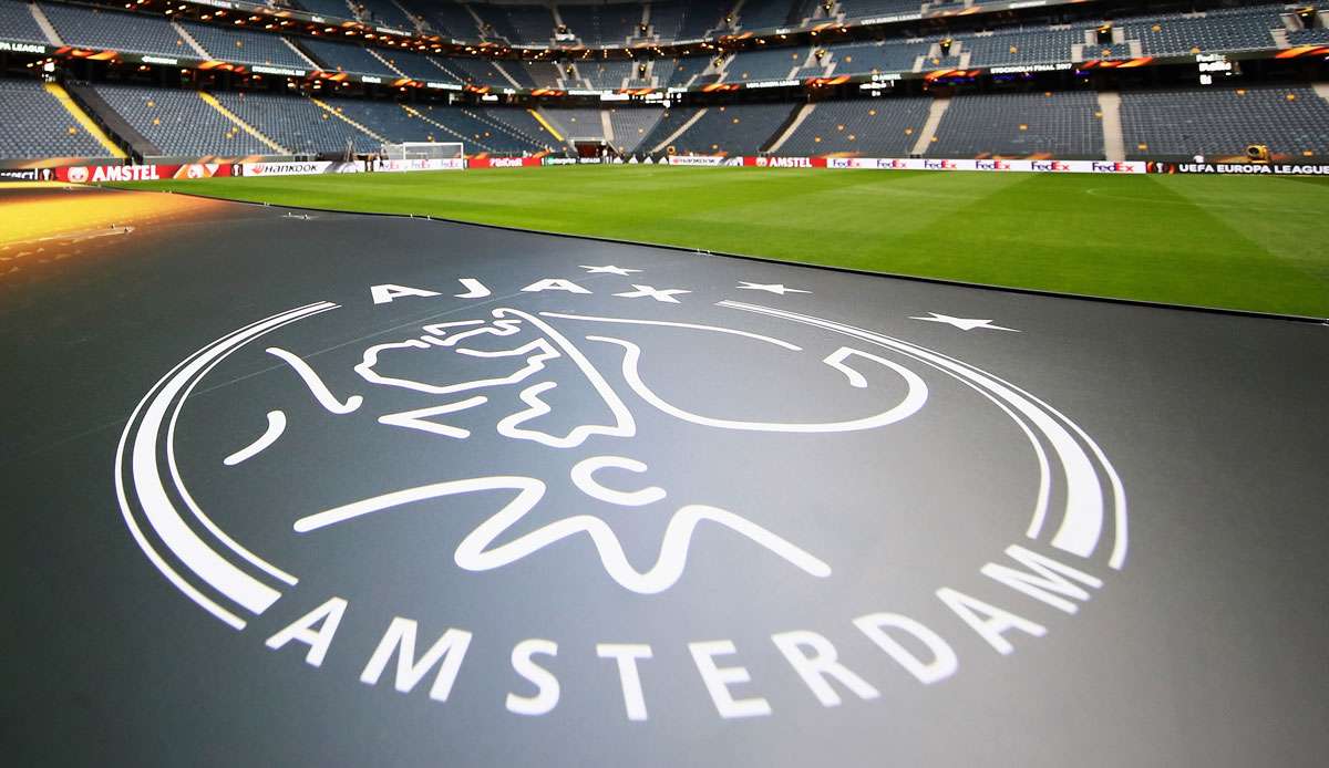 Rekordmeister Ajax Amsterdam hat gegen die offiziell in den Niederlanden geltenden Corona-Quarantäne-Regeln verstoßen.