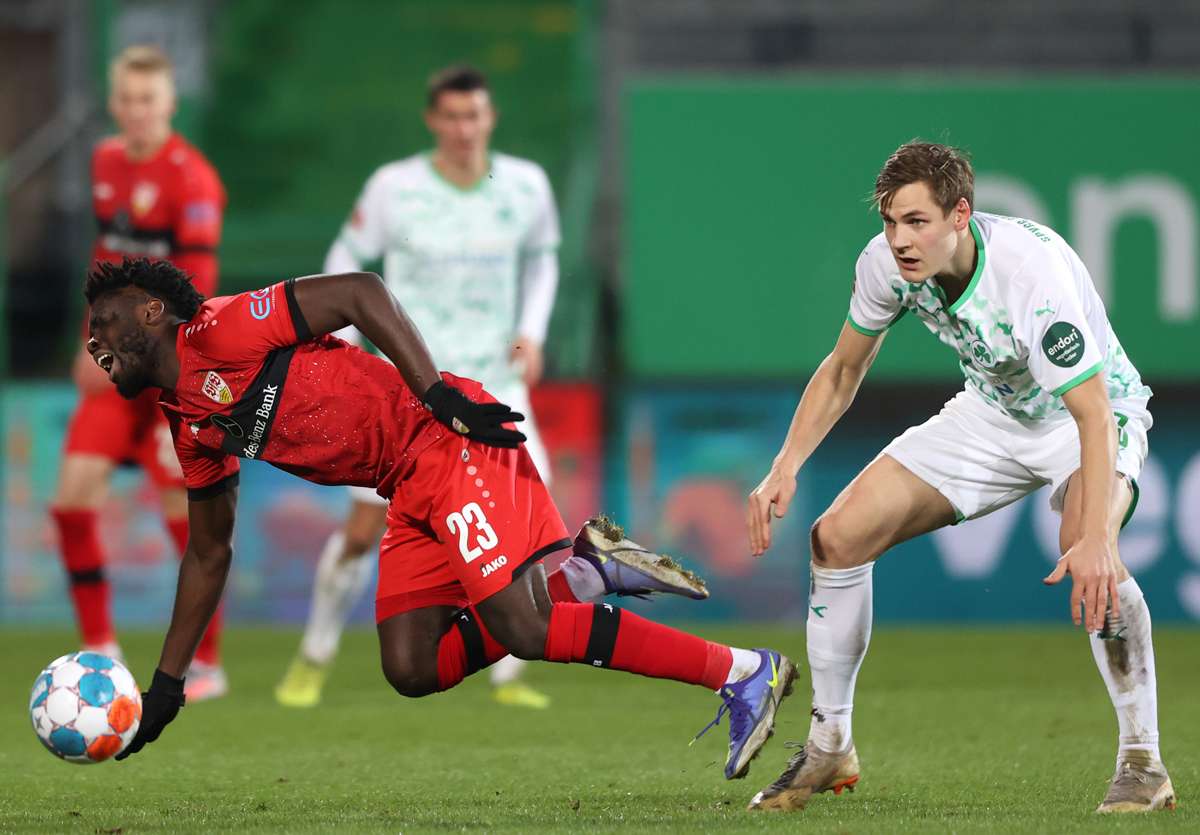 Stuttgarts Orel Mangala fällt unsanft zu Boden, Fürths Max Christiansen will's nicht gewesen sein.