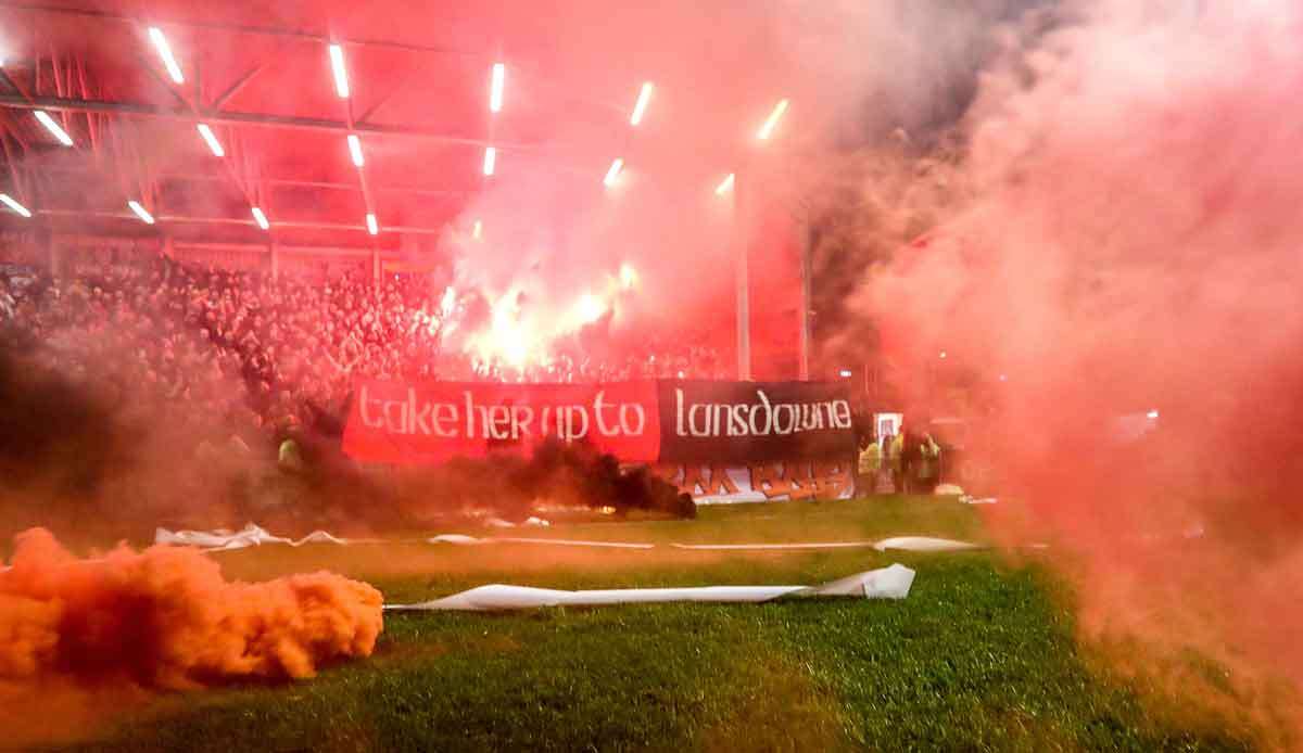 Trommeln, Dauergesang und durchaus auch mal Pyrotechnik: "The Notorious Boo-Boys" sorgen aber wohl für die beste Stimmung im irischen Fußball.