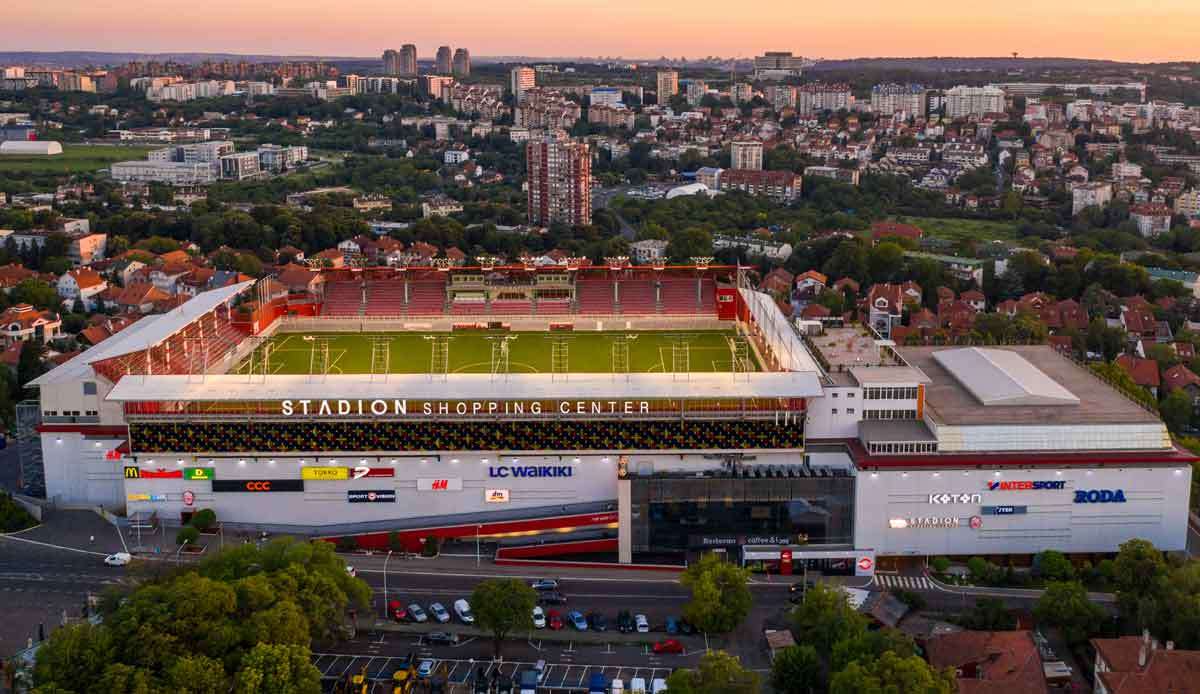 Das Stadion des FK Vozdovac befindet sich im vierten Stock eines Shoppingcenters.