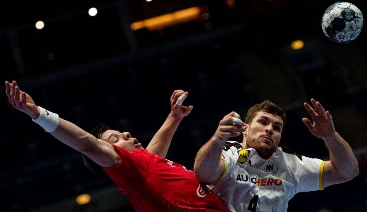 Für Deutschland (r.: Johannes Golla) geht die Handball-EM heute mit dem Spiel gegen Norwegen weiter.