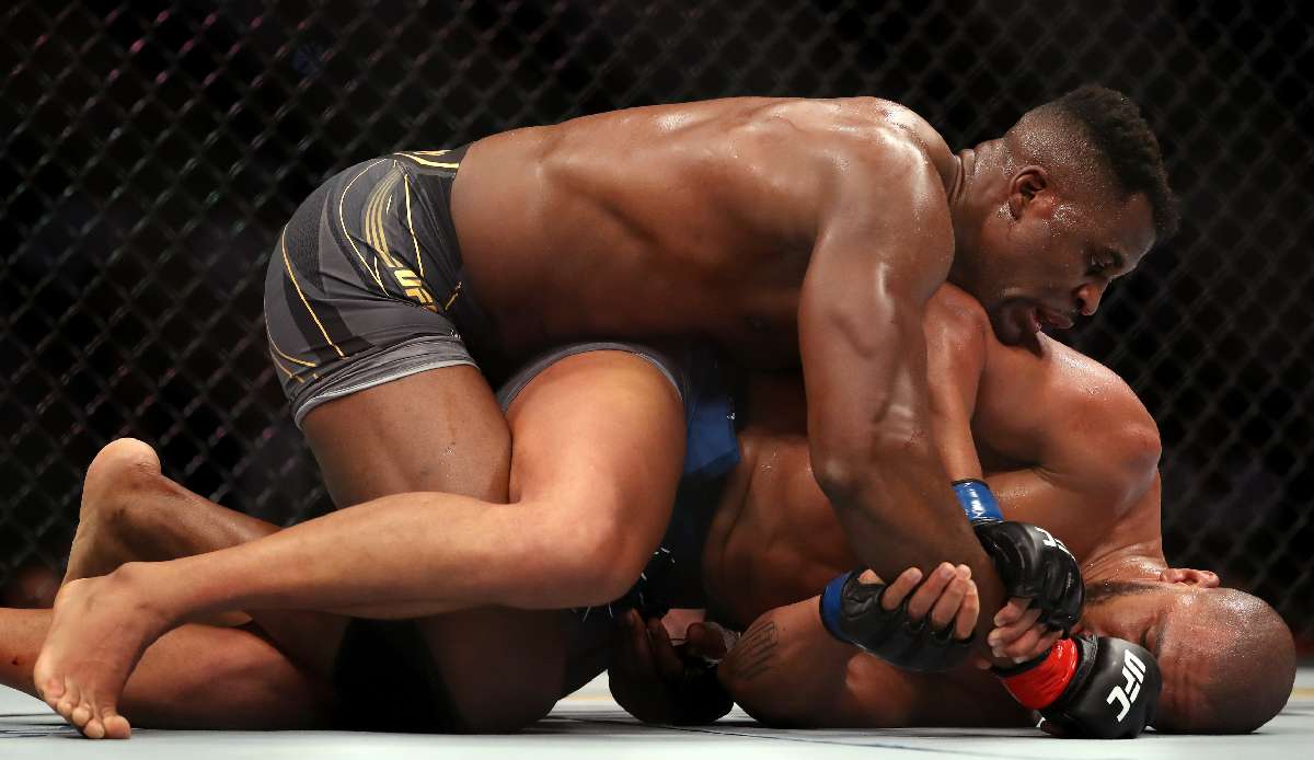 Francis Ngannou (o.) hat seinen Gürtel in der Schewrgewichtsklasse der UFC verteidigt.