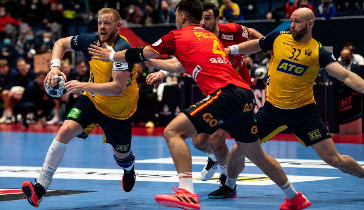 In der Vorrunde der handball-EM 2022 setzte sich Spanien (rot) gegen Schweden durch.