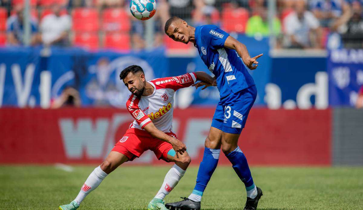 Das Hinspiel gewann Jahn Regensburg deutlich gegen Schalke 04 mit 4:1.