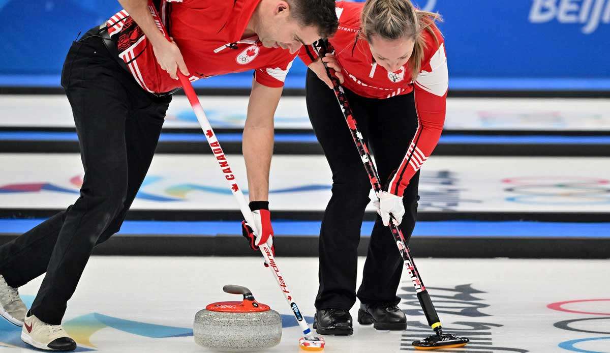 Im Curling wird die Eisfläche geschrubbt, um die Bewegung des Steins zu beeinflussen.