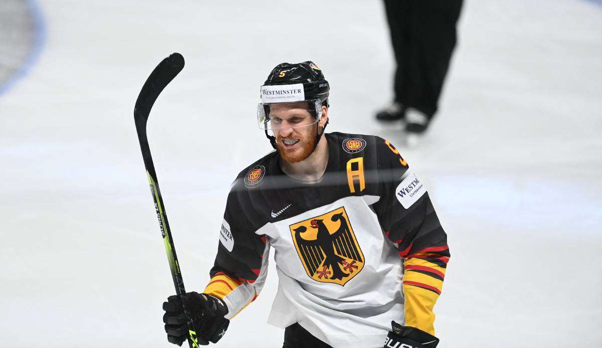 Korbinian Holzer trifft mit dem DEB-Team bei den Olympischen Spielen in der Gruppenphase auf Kanada.
