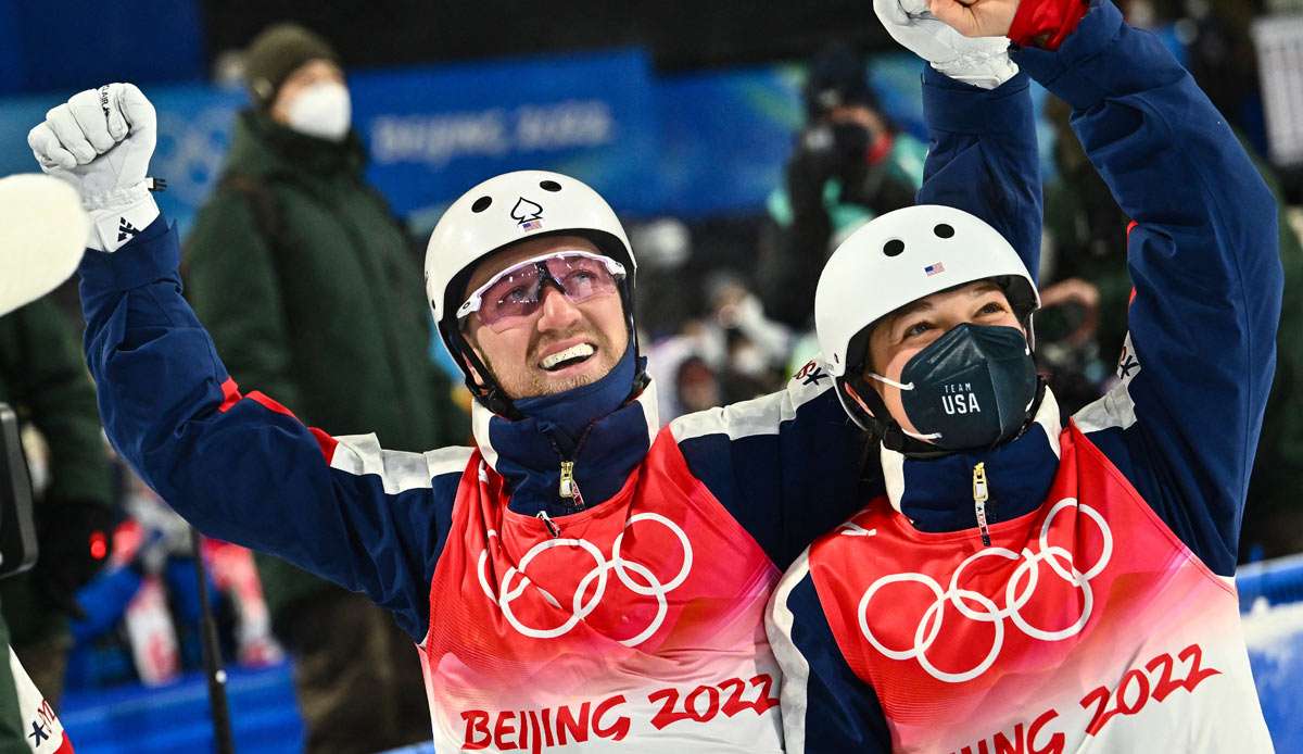 Die Ski-Freestyler aus den USA haben die Olympia-Premiere des Aerials-Mixed-Teamwettbewerbs gewonnen.