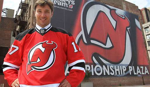 Kowaltschuk posierte nach seiner Vertragsunterschrift schon im Devils-Jersey