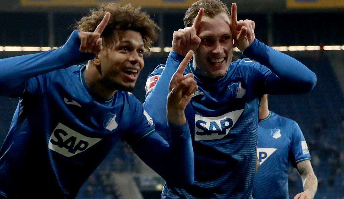 Georginio Rutter (l.) und David Raum feiern das 2:0 für Hoffenheim gegen Bielefeld.