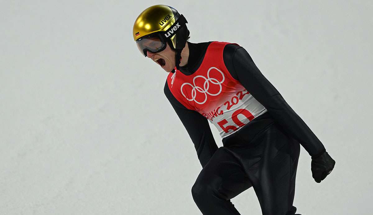 Karl Geiger holt auf der Großschanze in Peking die Bronzemedaille.