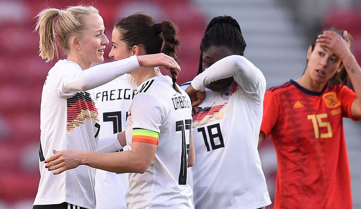 Lea Schüller (l.) erzielte mit dem späten Ausgleich gegen Spanien das erste Tor für Deutschland beim Arnold-Clark-Cup.