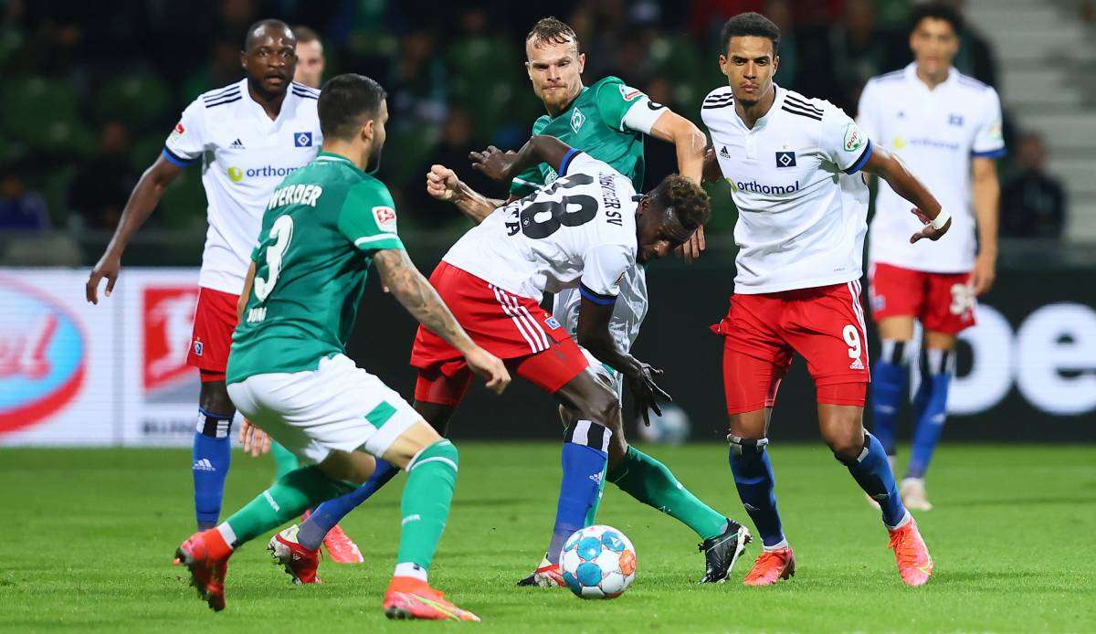 Der HSV (weiß) und Werder Bremen treffen im Topspiel der 2. Bundesliga aufeinander.