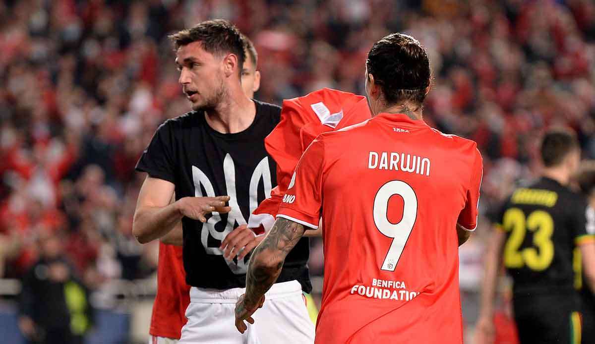 Roman Yaremchuk traf zum 2:2 für benfica - und zeigte dann ein T-Shirt mit dem Wappen der Ukraine.