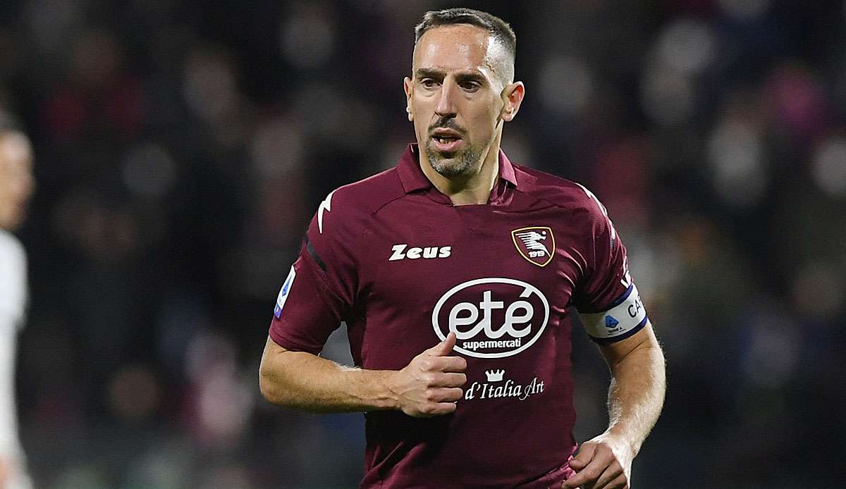 Der frühere Münchner Bundesligastar Franck Ribery hat bei einem Autounfall in Italien eine leichte Gehirnerschütterung erlitten.