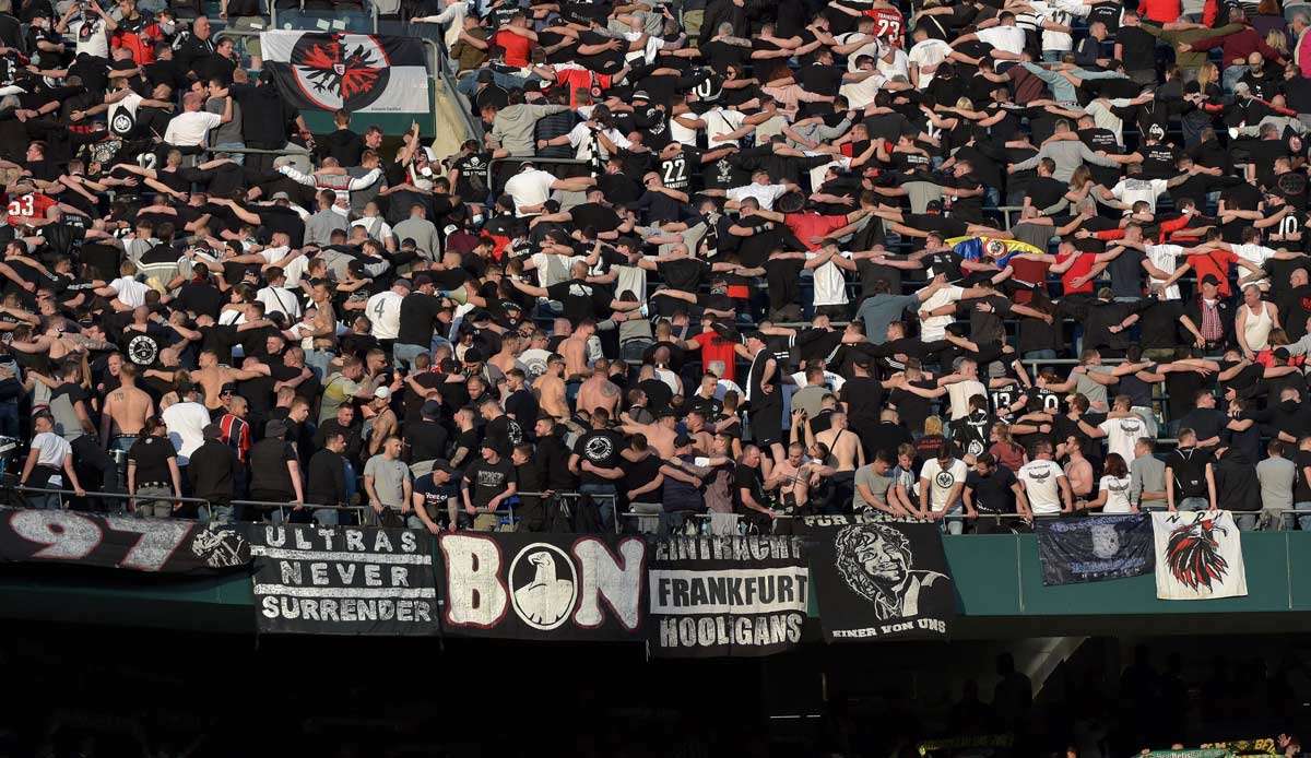 Fans von Eintracht Frankfurt gerieten in Sevilla offenbar mit Anhängern von West Ham United aneinander.