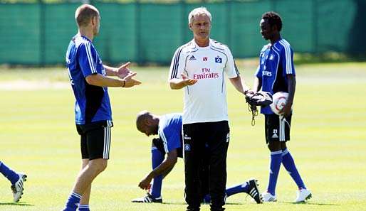 Armin Veh (M.) ist seit Juli 2010 Chef-Trainer beim Hamburger SV