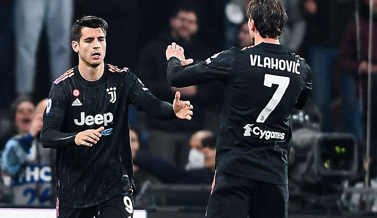 Unter Torjägern: Juve-Neuzugang Vlahovic gratuliert Morata zu dessen Treffer am Samstag in Genua.