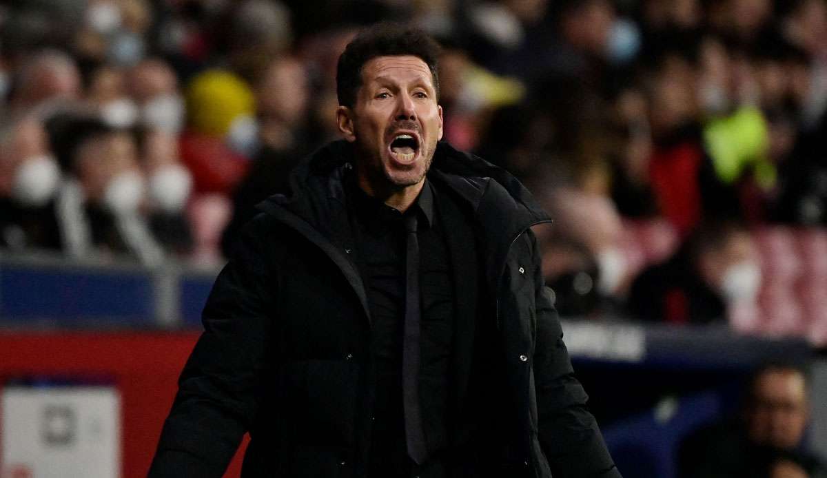 Diego Simeone legt sich mit den United-Fans an.