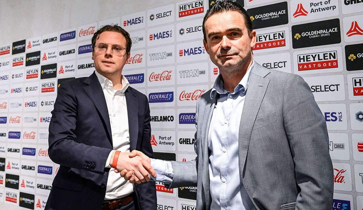 Marc Overmars (r.) ist der neue Technische Direktor von Royal Antwerpen.