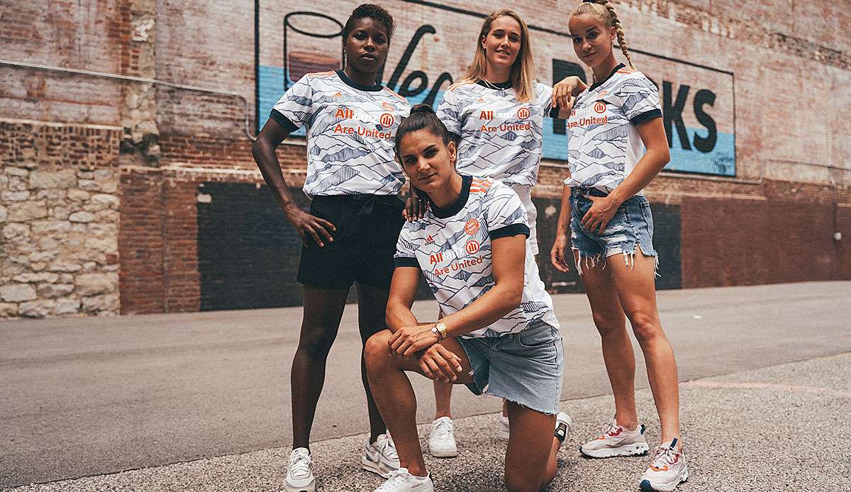 Die Bayern-Frauen laufen gegen PSG mit besonderen Trikots auf.