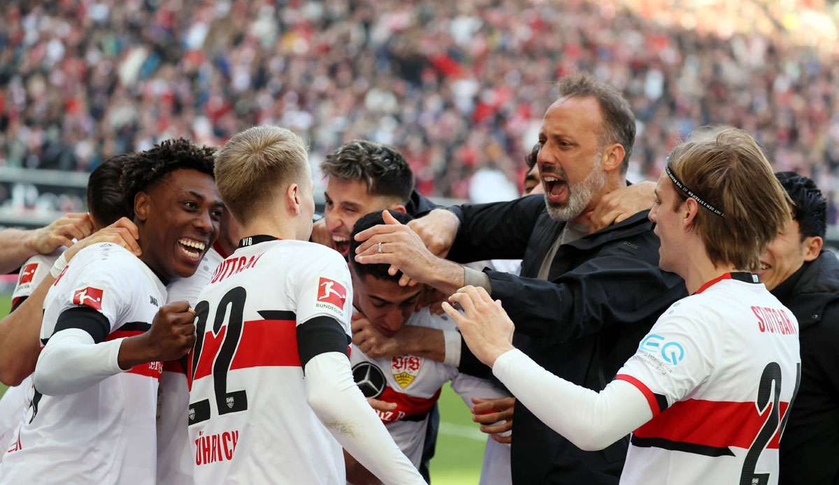 Tiago Tomas geriet nach seinem Treffer zum 3:2 in eine Jubeltraube. Mit dabei: Trainer Pellegrino Matarazzo.