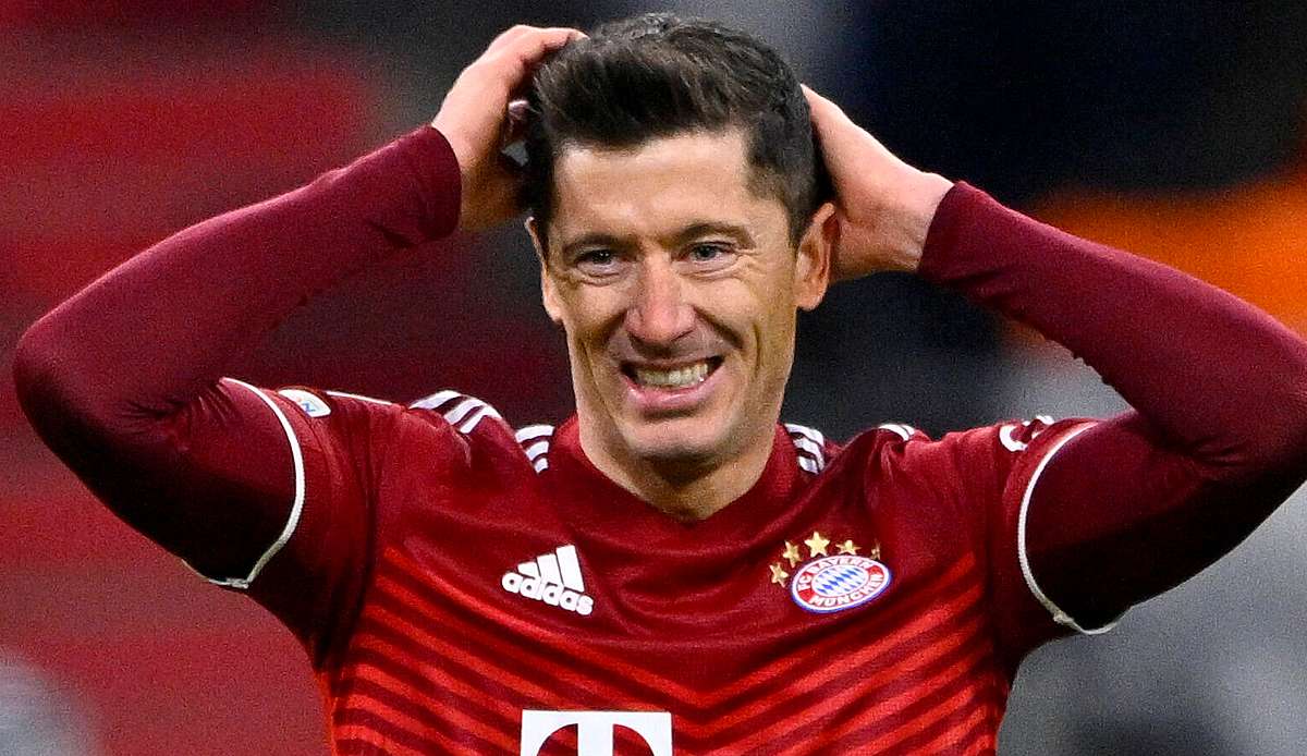 Nach England habe Lewandowski nie wechseln wollen, weil er womöglich fürchtete, dort "nicht so effektiv sein zu können wie in Deutschland". Mit PSG durfte der Berater nicht verhandeln, "weil Roberts Frau nicht nach Paris wollte". Also Barca oder nix?