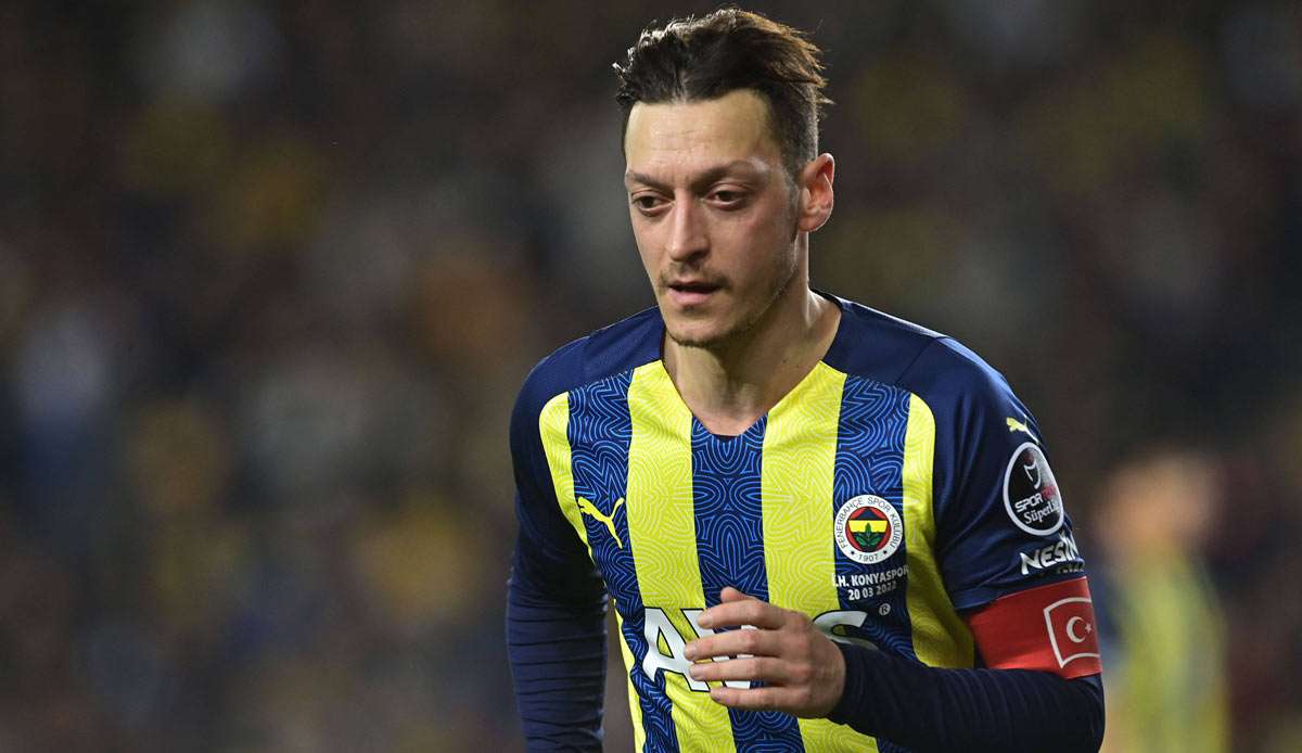 Der ehemalige Nationalspieler Mesut Özil hat sich über seine Suspendierung bei Fenerbahce Istanbul verwundert gezeigt.