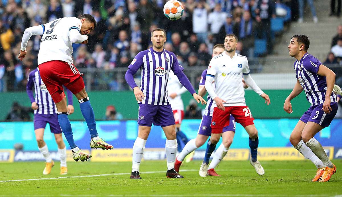 HSV-Goalgetter Robert Glatzel (l.) nickt gegen Erzgebirge Aue zum 1:0 für die Rothosen ein.